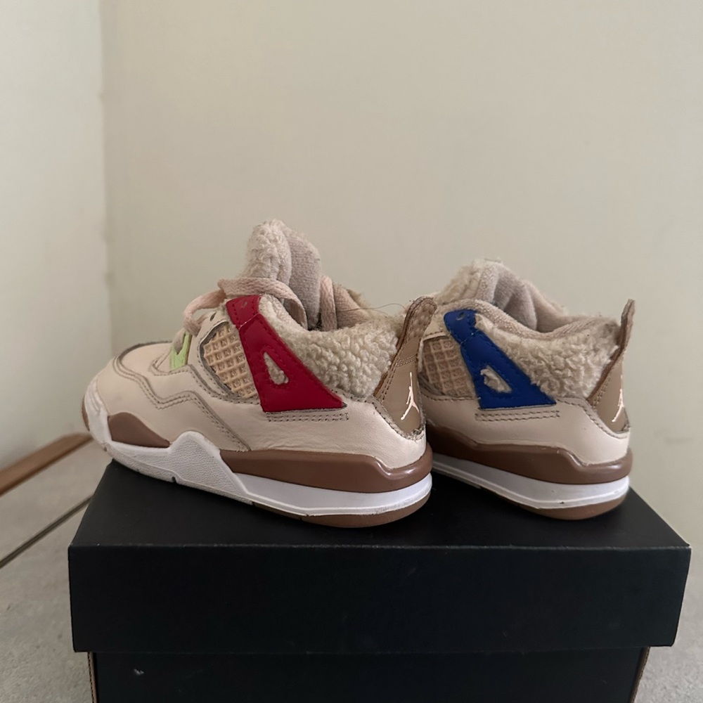 8/10 condition camera quality is terrible.